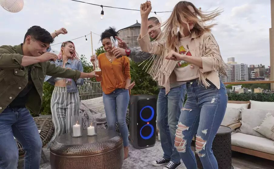 JBL PartyBox 300 avec une batterie rechargeable intégrée